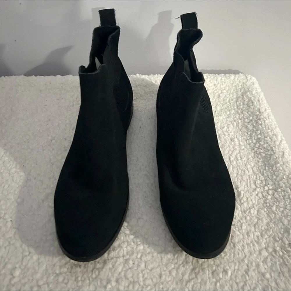 EUC Tom's Women's Sz 10 Ella Black Suede Chelsea Ankle Boots Classic Minimalist